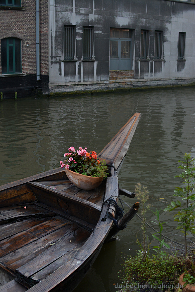 Boot auf einer Gracht in Gent